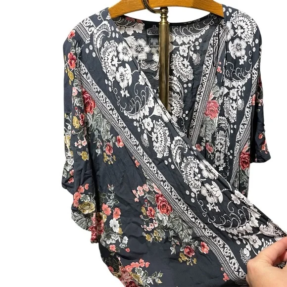 Angie Grey and White Floral Kimono 2X - Picture 2 of 4